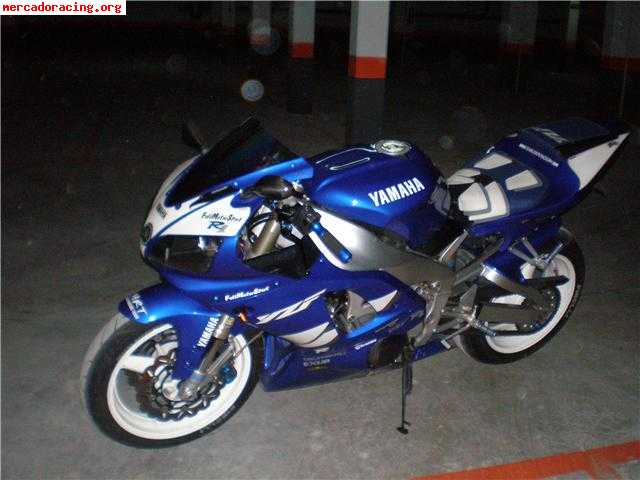 Yamaha r1 con extras