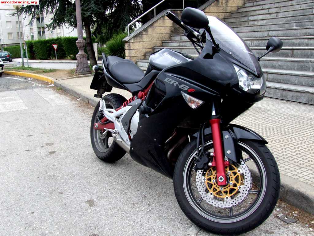 Kawasaki er6f. negra chasis rojo