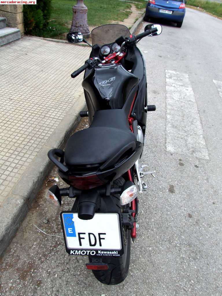 Kawasaki er6f. negra chasis rojo