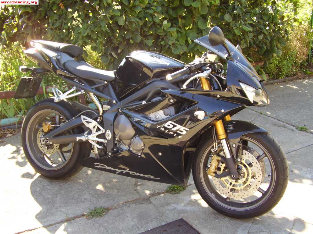 Vendo triumph daytona 675 triple.