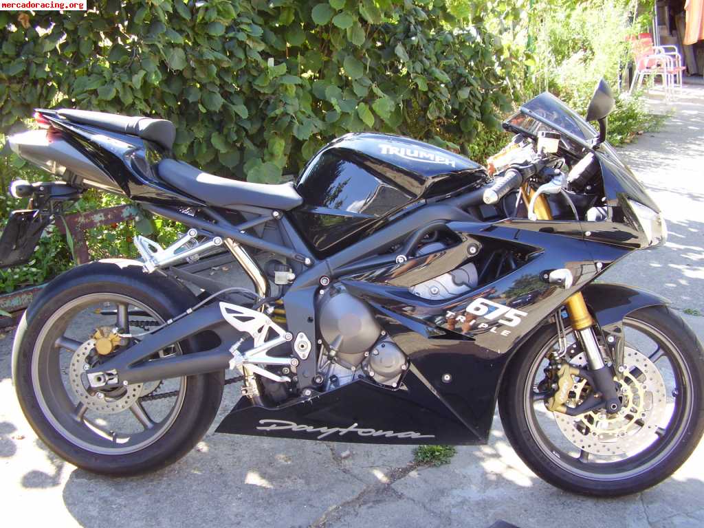 Vendo triumph daytona 675 triple.