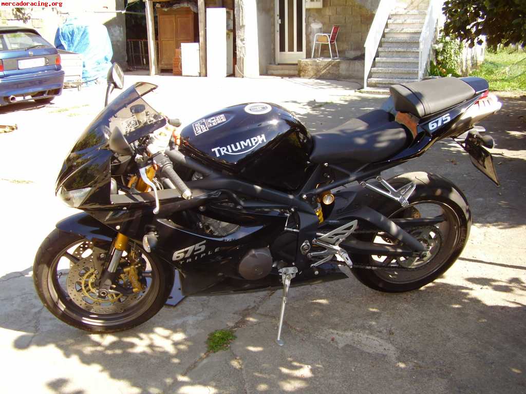 Vendo triumph daytona 675 triple.