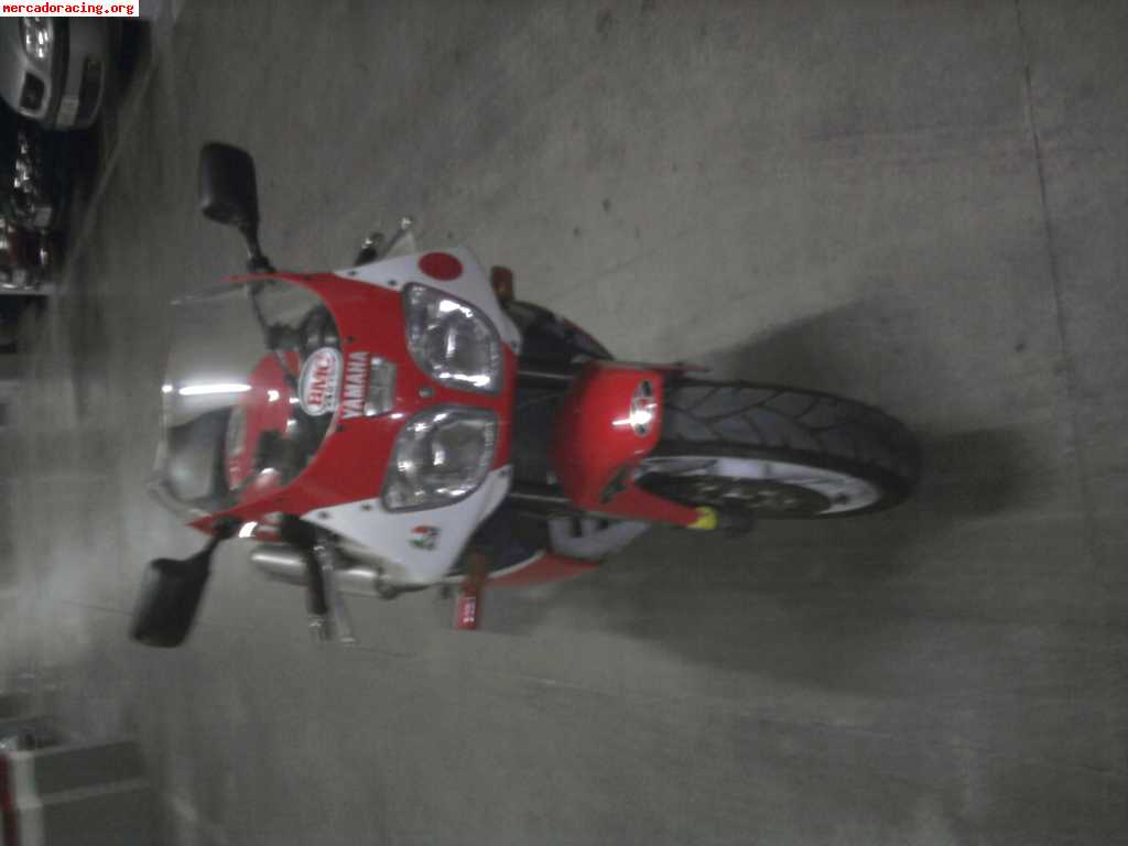 Se vende o cambia yamaha yzf750r