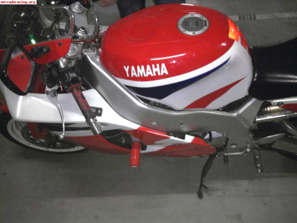 Se vende o cambia yamaha yzf750r