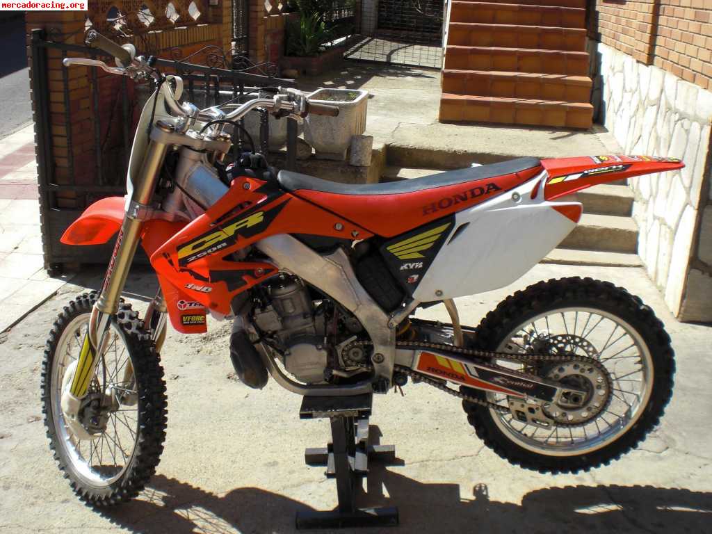 Se vende o se cambia cr250 del 2004