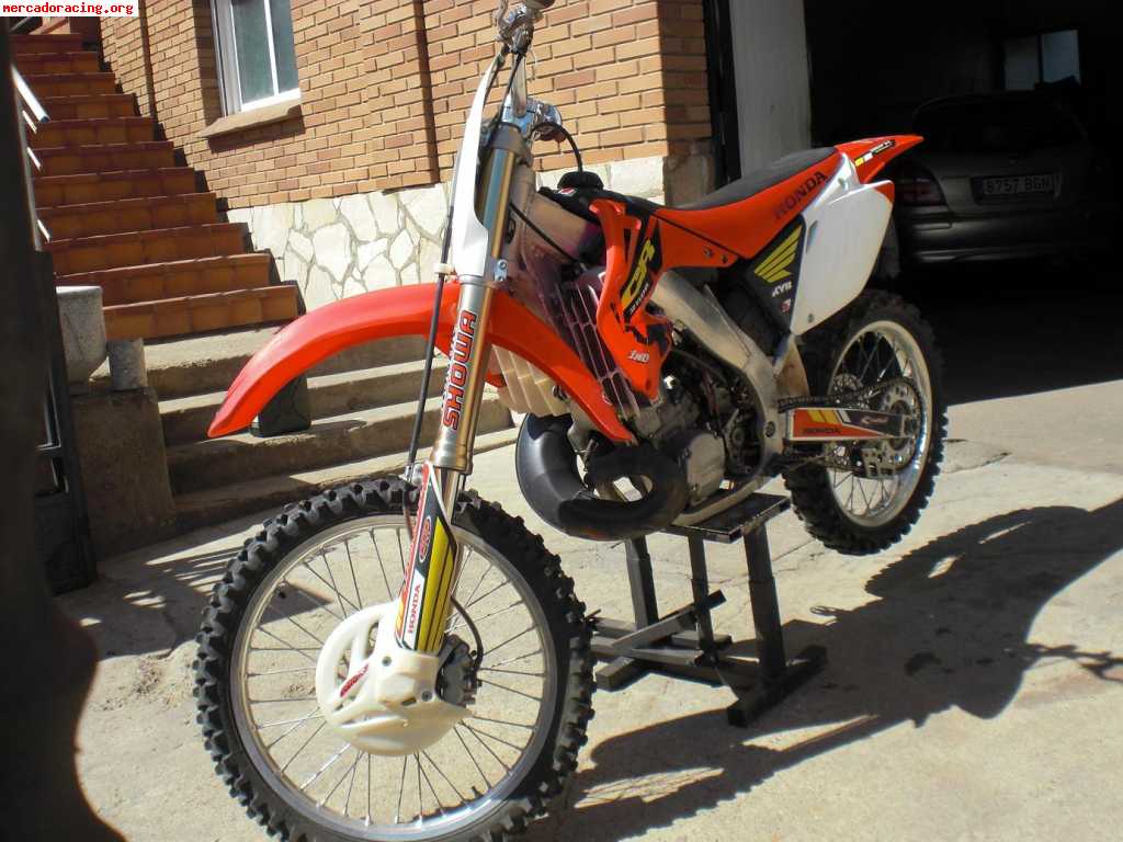 Se vende o se cambia cr250 del 2004