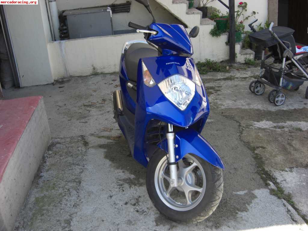 Honda dylan 150cc como nueva 1600 euros 627674867