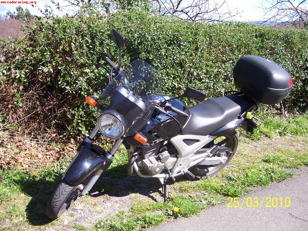 Honda cbf-250 negra 2900 km por 2000 euros