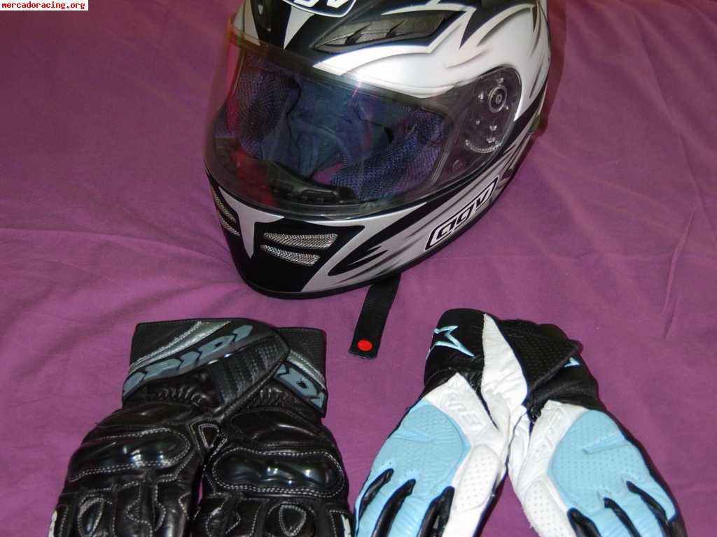 Chica vende equipamiento moto