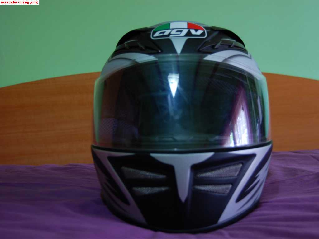 Chica vende equipamiento moto 