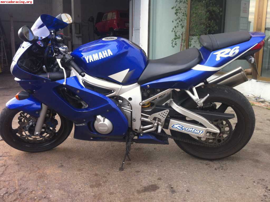 Vendo yamaha yzf r6 azul. 