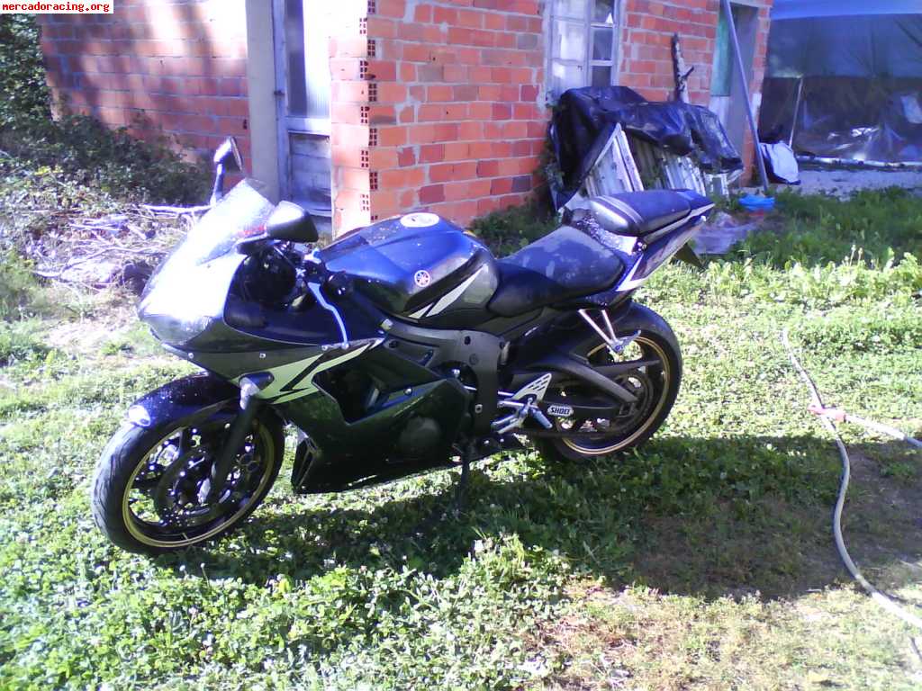 Se vende yamaha r6 del 2004 impecable