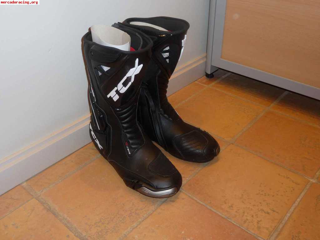 Equipo moto carretera, mono, botas i guantes.