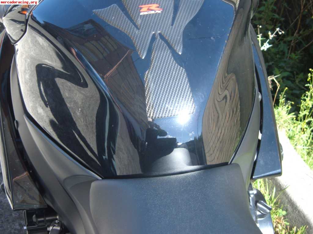 Se vende suzuki gsxr 600 black edition (edición carbono) 06/