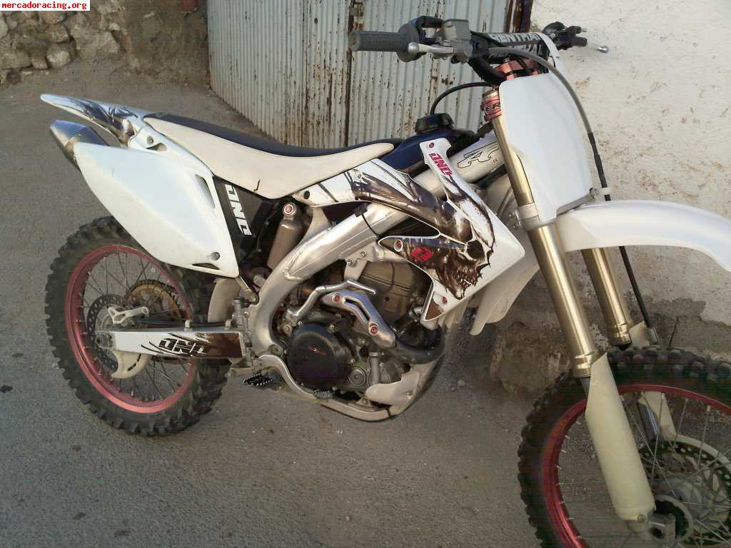 Se vende honda crf 450 año 06 muy cuidada ose entrega como p