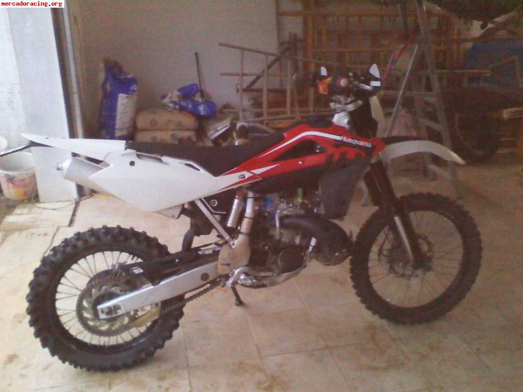 Se vende o cambia husqvarna wr250 2010