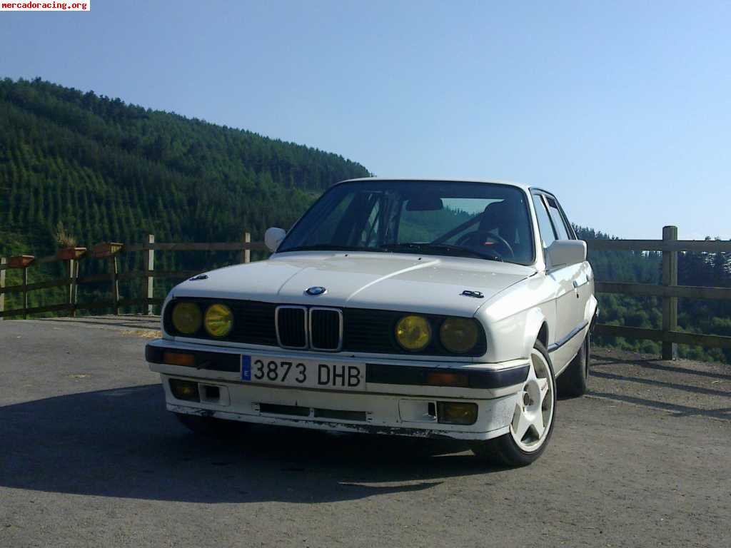 Se vende bmw e30 325i con caja sport y barras. 4000eur,