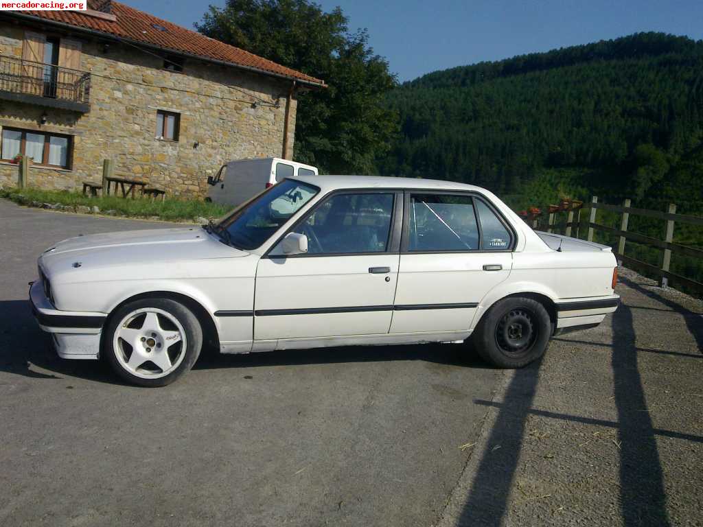 Se vende bmw e30 325i con caja sport y barras. 4000eur,