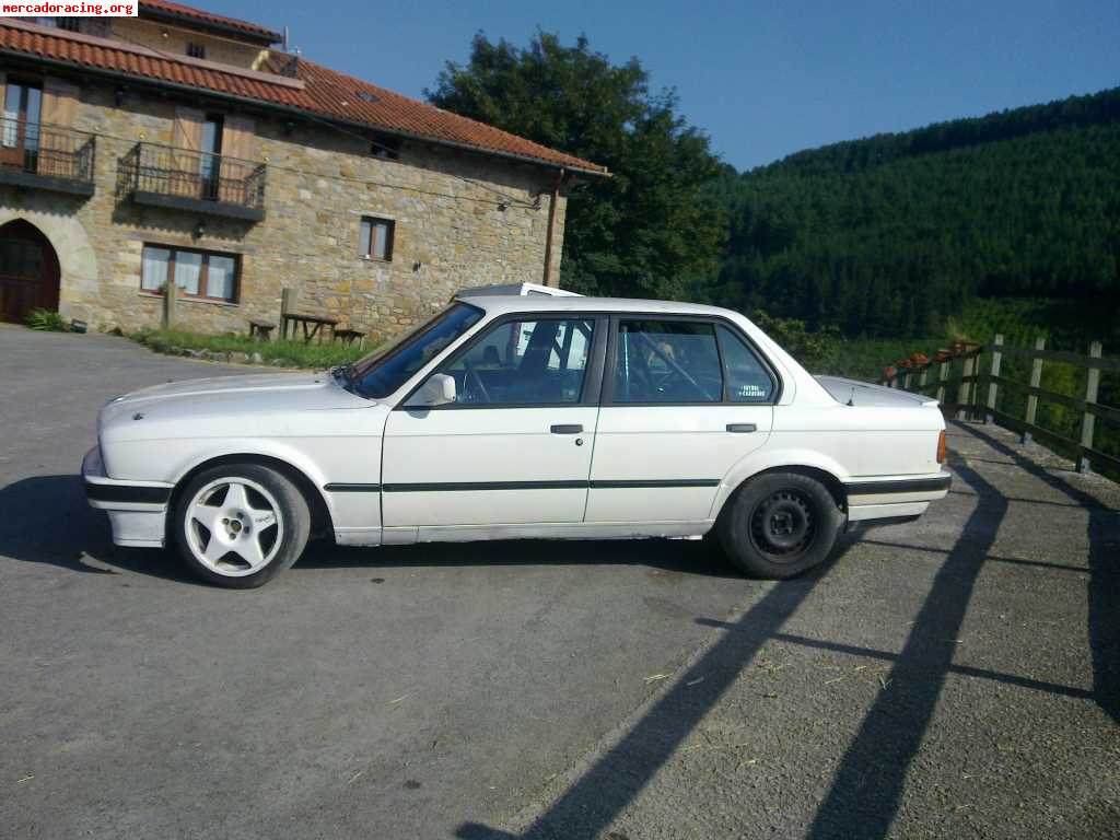 Se vende bmw e30 325i con caja sport y barras. 4000eur,