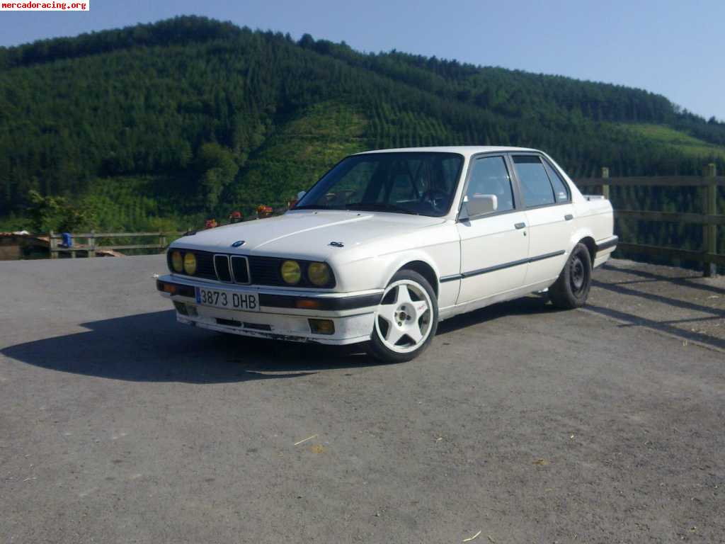 Se vende bmw e30 325i con caja sport y barras. 4000eur,