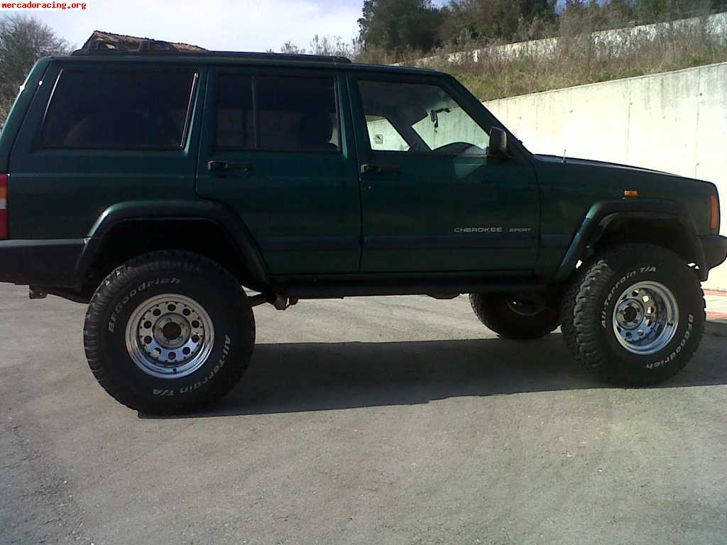 Se vende o se cambia jeep cherokkee sport