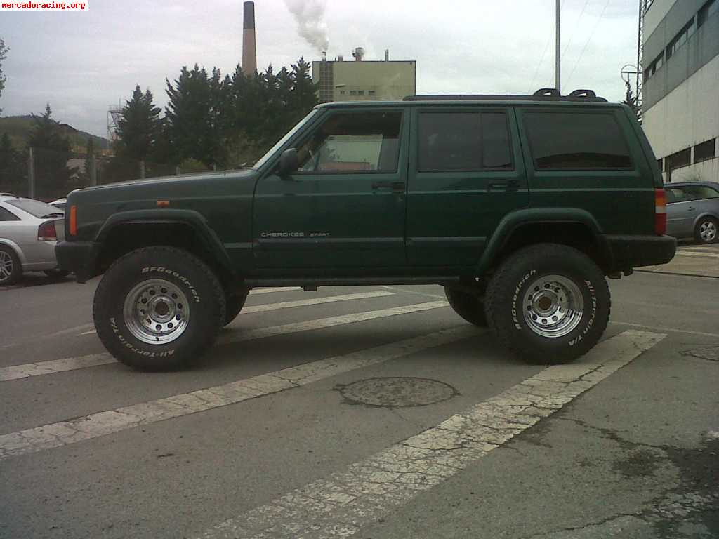 Se vende o se cambia jeep cherokkee sport