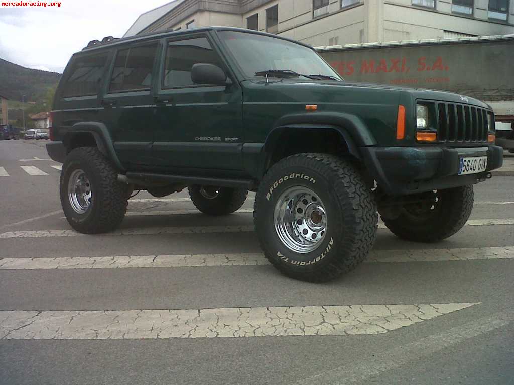 Se vende o se cambia jeep cherokkee sport