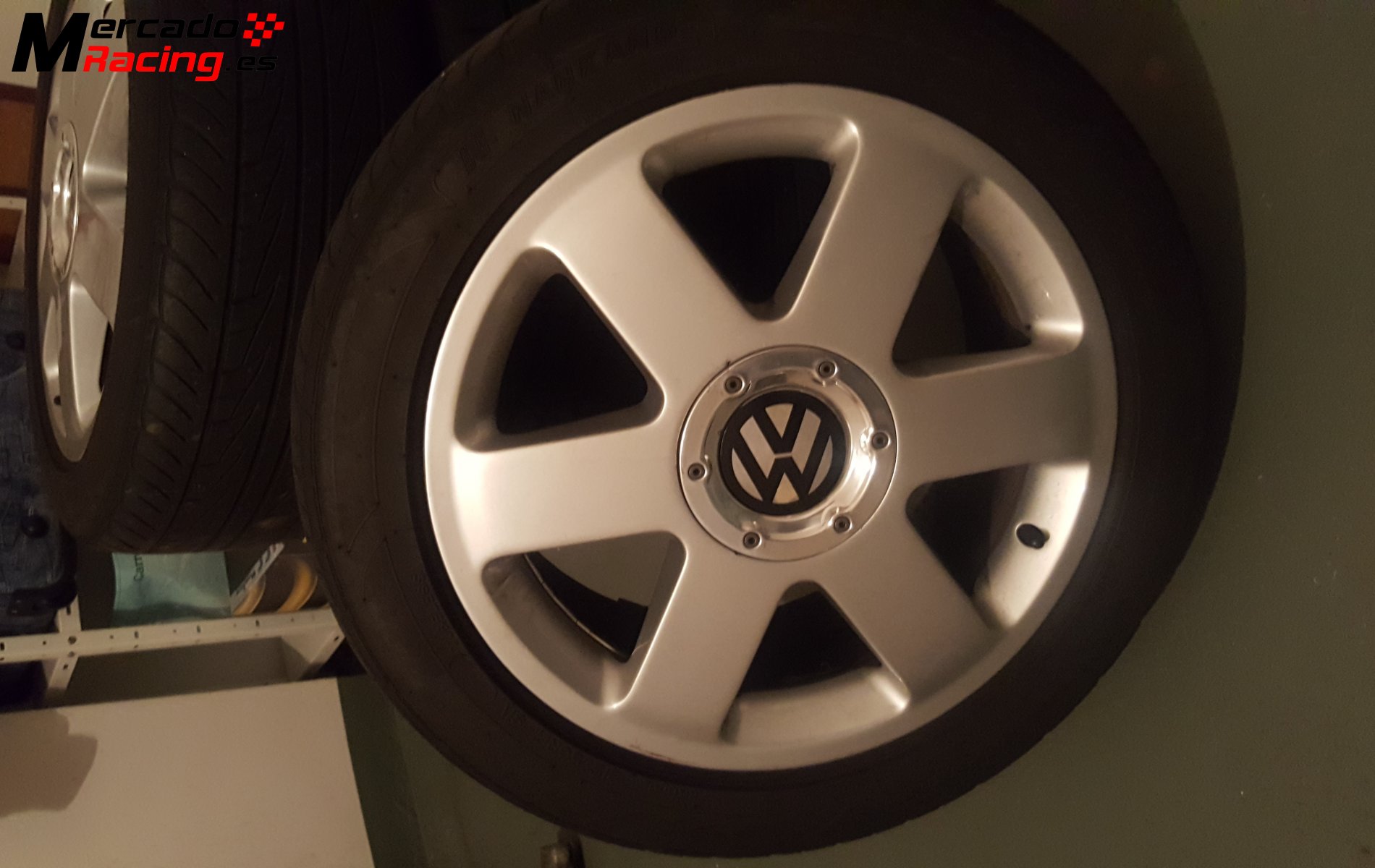 4 llantas   4 neumáticos con un 80% de vida (casi nuevos)