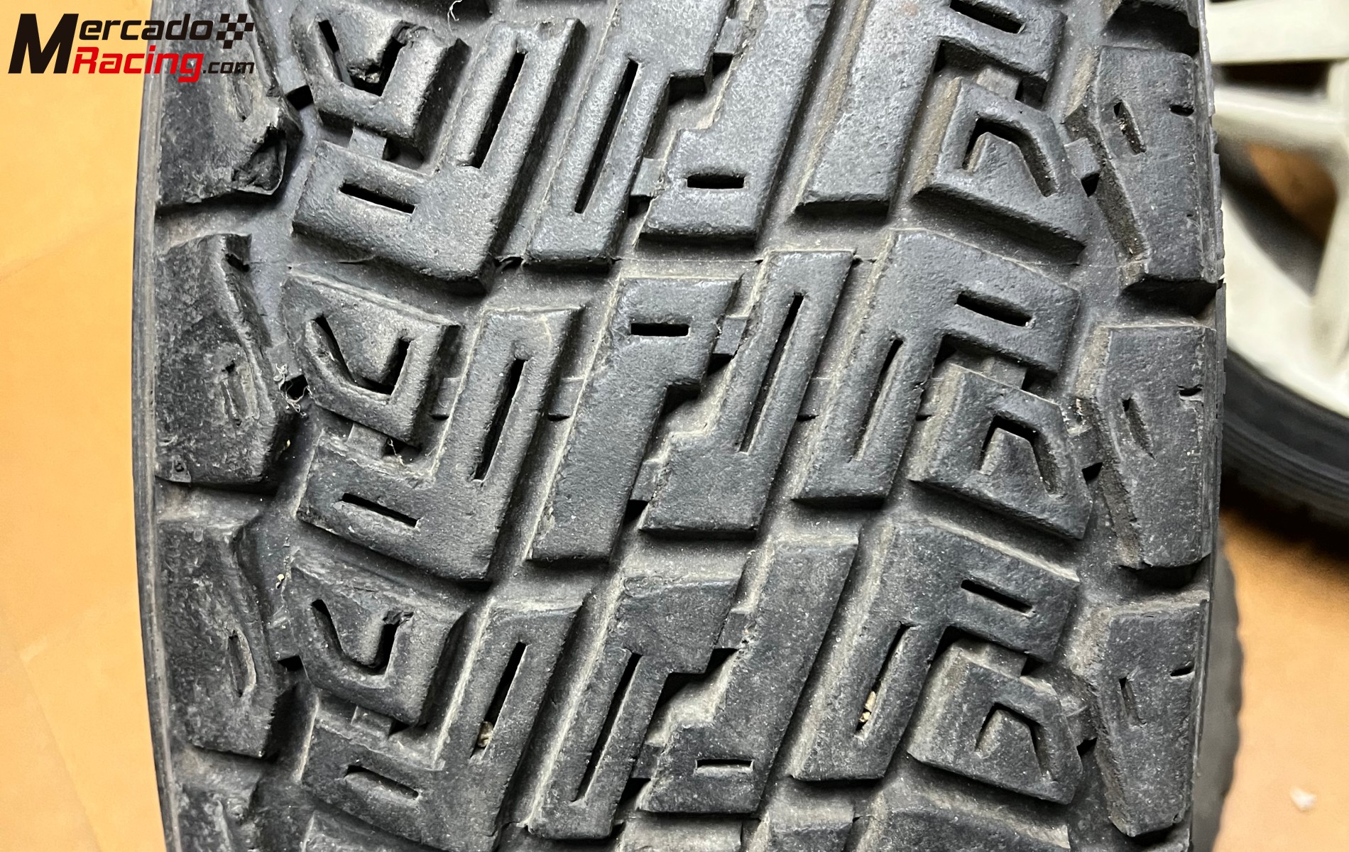 Llantas 16” con neumáticos de tierra 