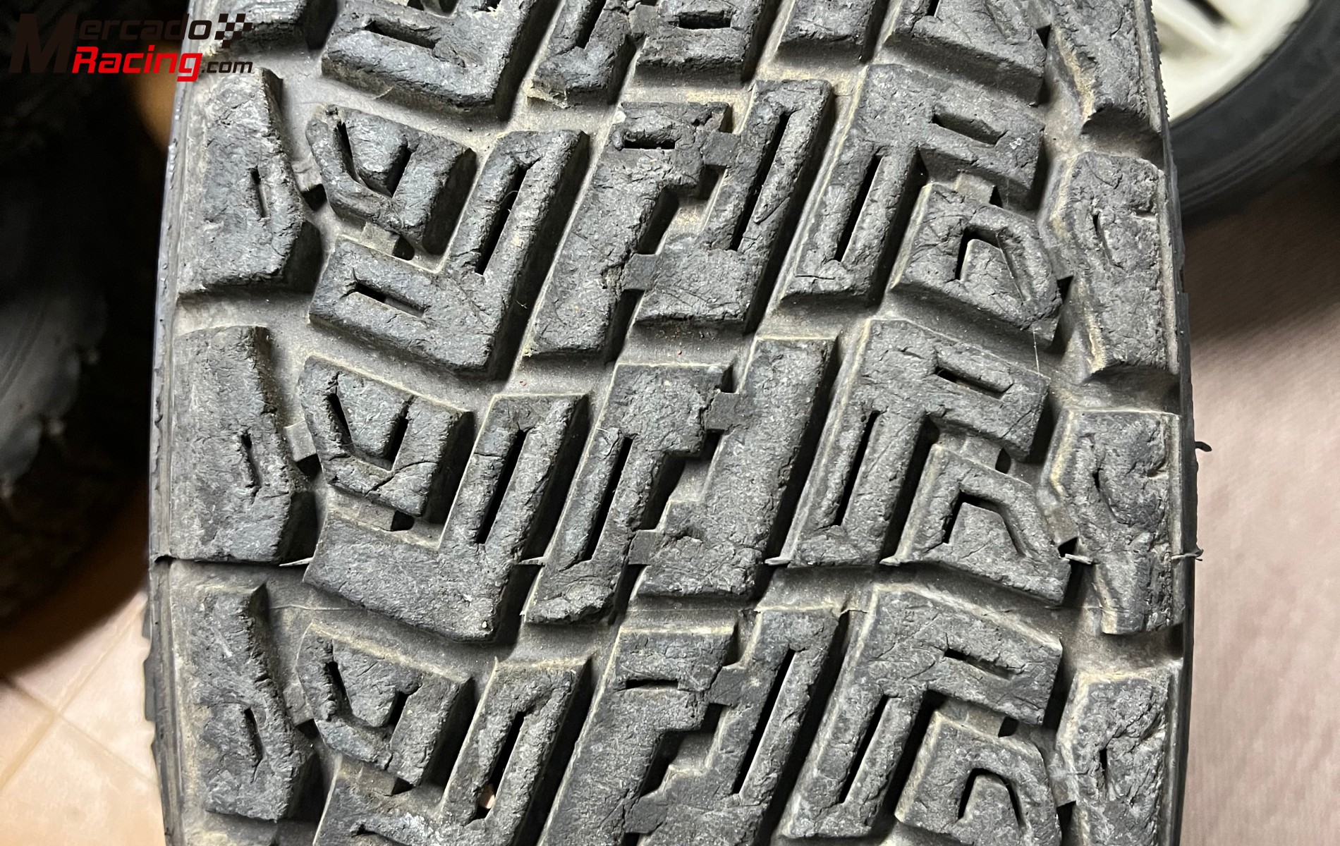 Llantas 16” con neumáticos de tierra 