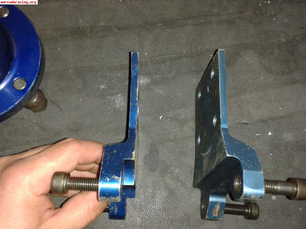 Vendo bujes gr:a con portapinzas en aluminio traseros opel c