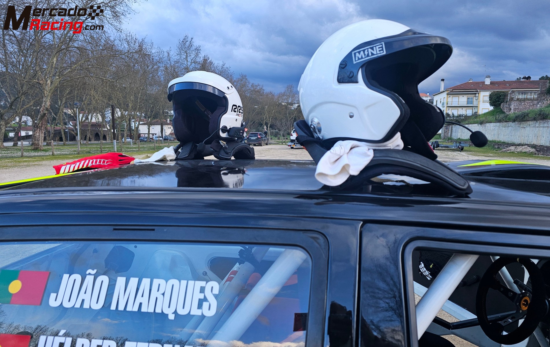 2 cascos rrs e sparco 