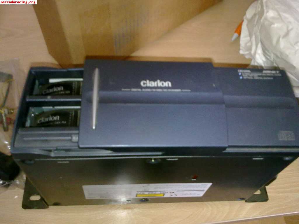 Radio cd clarion   cargador 12 cds.