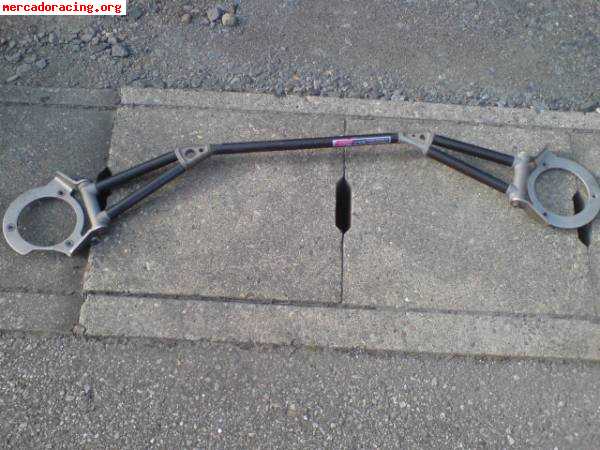 Barra refuerzo torretas subaru sti en carbono de serie en ve