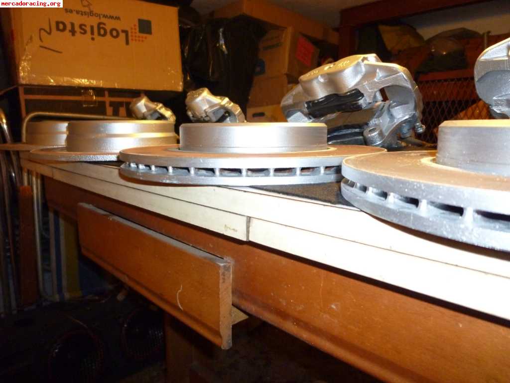 Se vende kit de frenos 4 2 pistones. mercedes 190 w201 w124