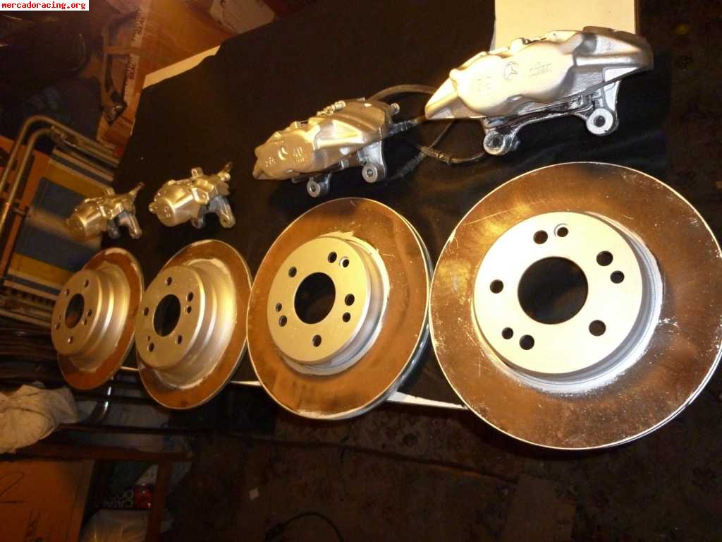 Se vende kit de frenos 4 2 pistones. mercedes 190 w201 w124