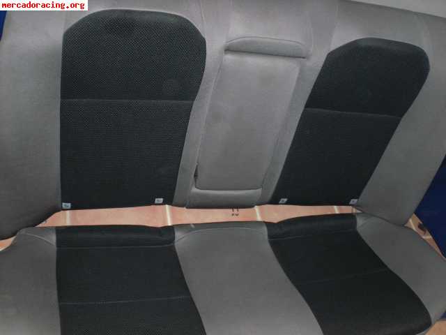 Interior completo de subaru impreza