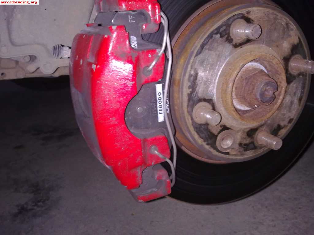Pinzas de freno, discos brembo y pastillas ferodo para escor
