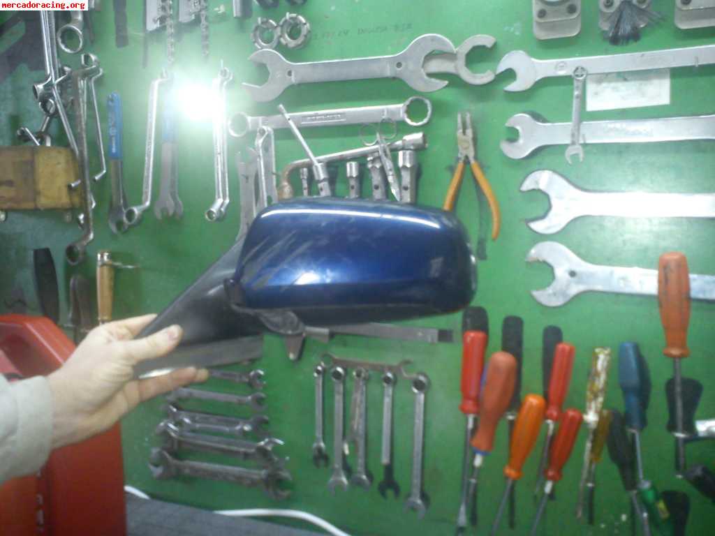 Vendo puertas y espejo de audi a4 carrocería b5. 