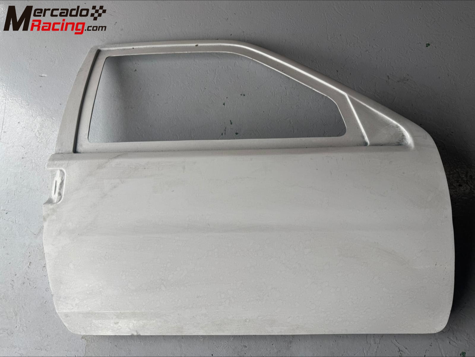 Puerta izquierda citroen saxo ligera de fibra de vidrio para competición 