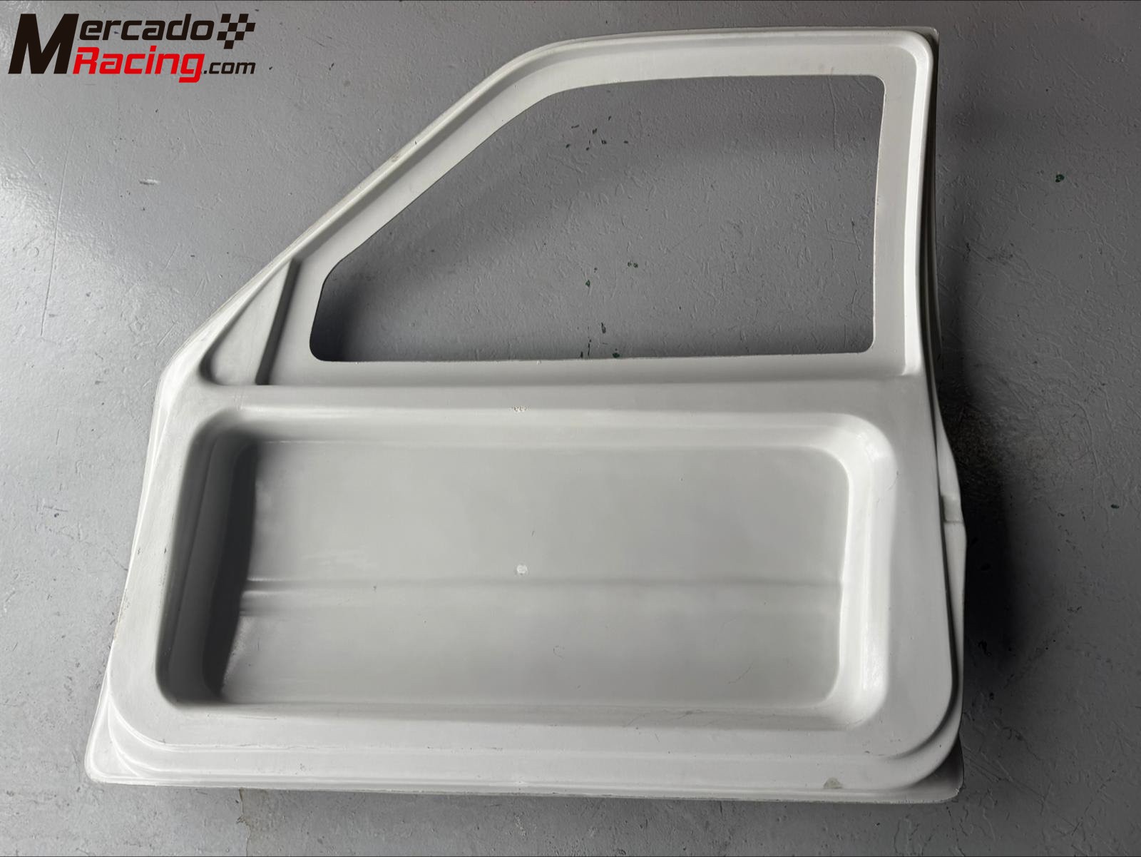 Puerta izquierda citroen saxo ligera de fibra de vidrio para competición 