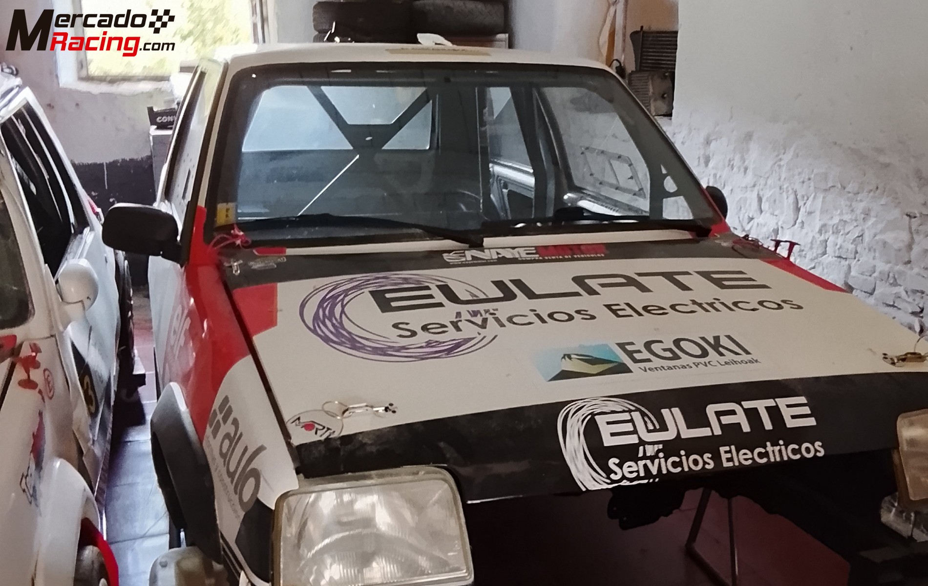 Se vende carrocería de r5 con documentación de rrally mixta antigua buenas barras pelada de mecán