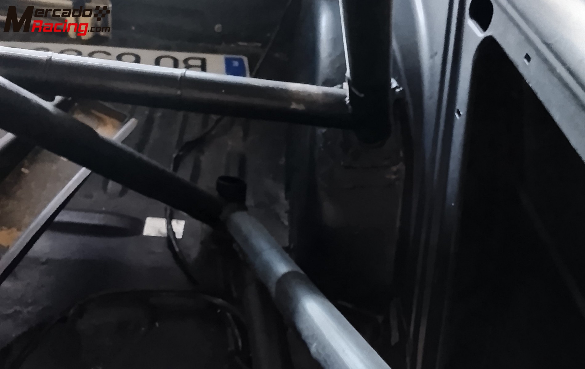 Se vende carrocería de r5 con documentación de rrally mixta antigua buenas barras pelada de mecán