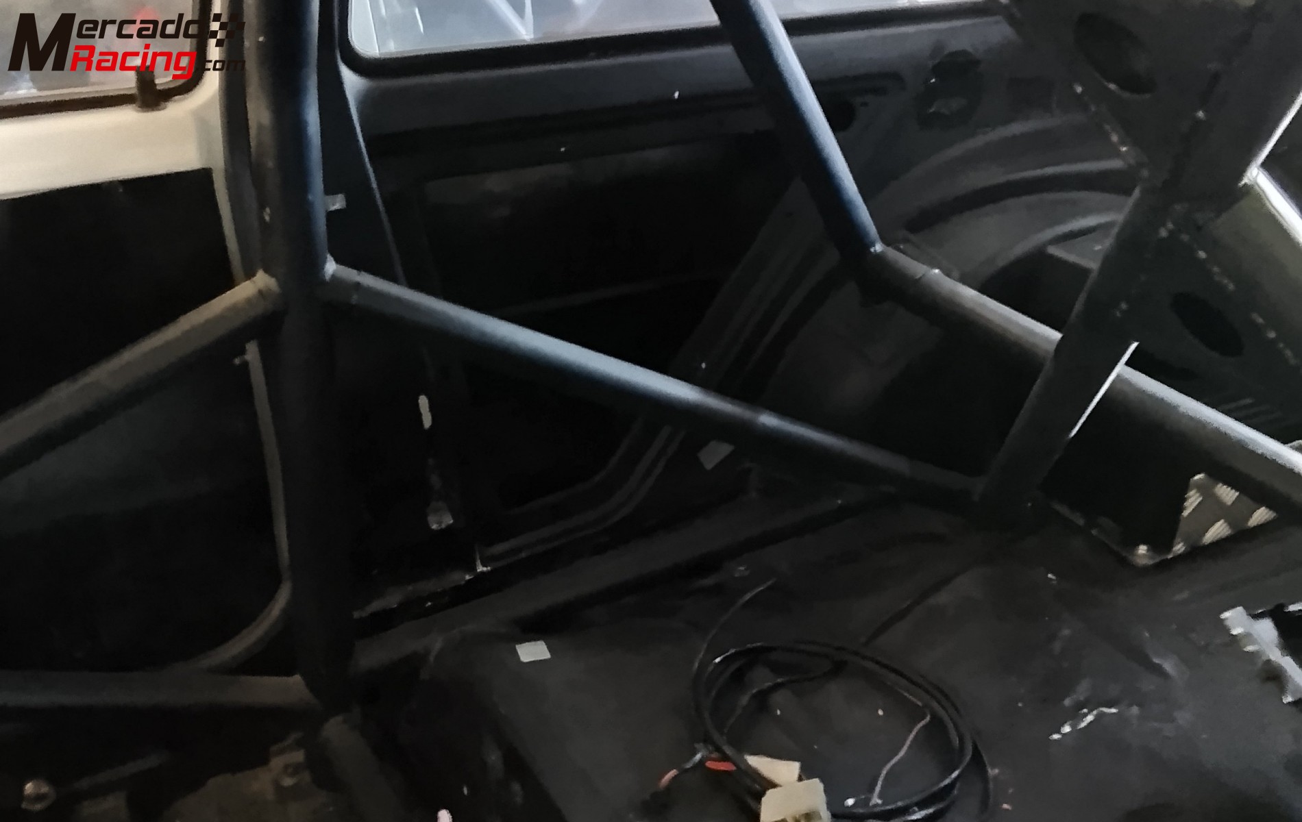 Se vende carrocería de r5 con documentación de rrally mixta antigua buenas barras pelada de mecán
