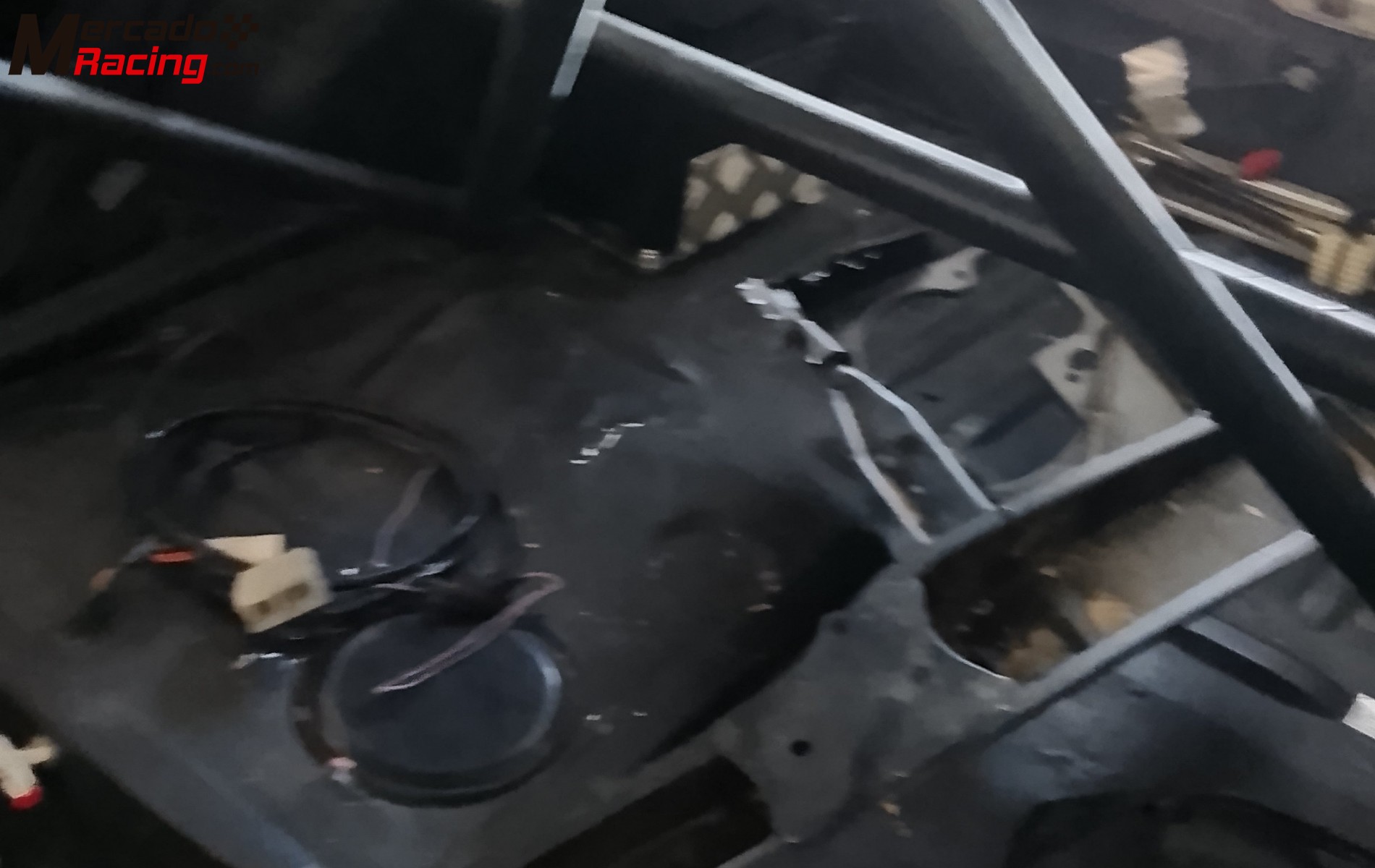 Se vende carrocería de r5 con documentación de rrally mixta antigua buenas barras pelada de mecán