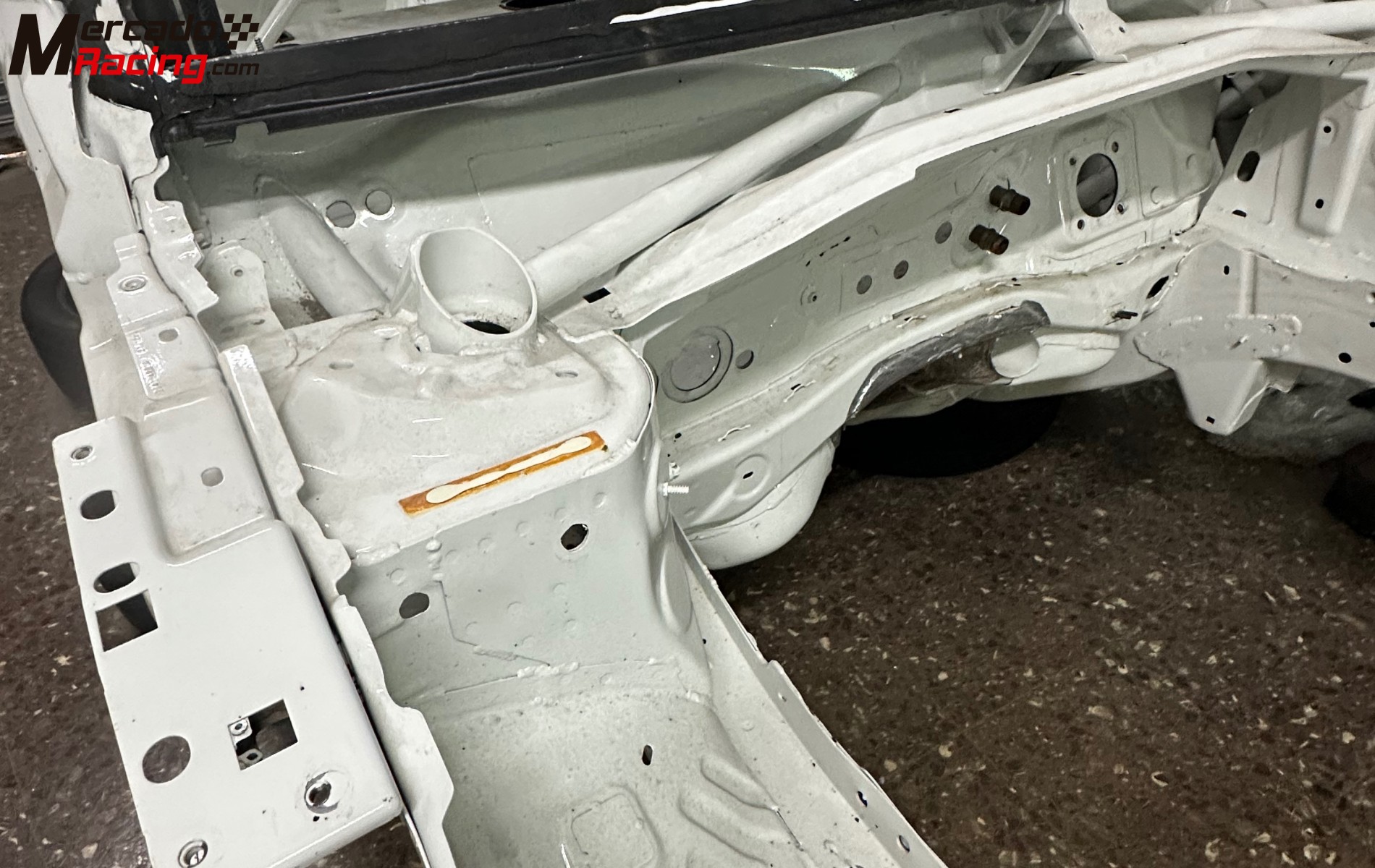 Carrocería peugeot 208 rally4 para reparar