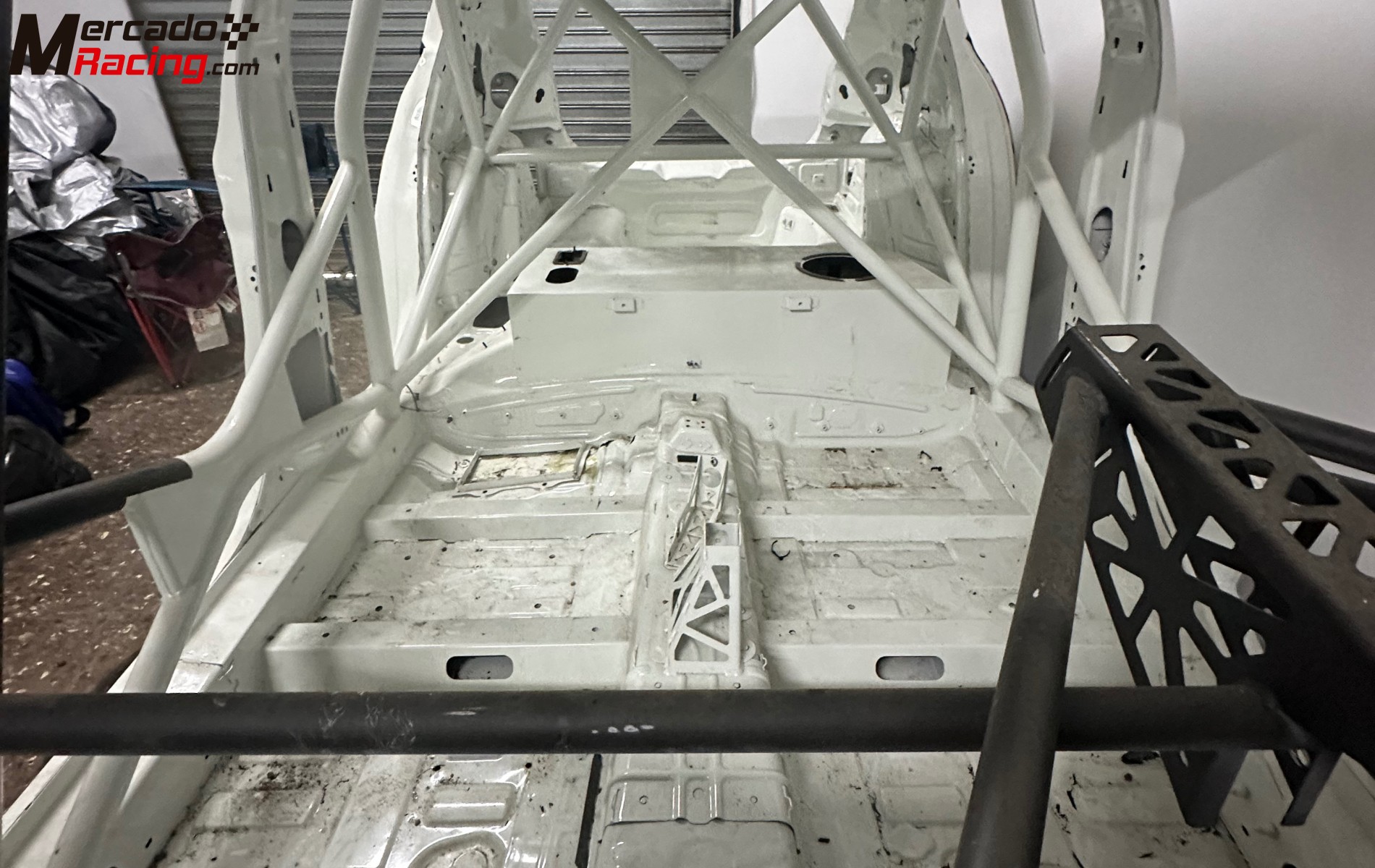 Carrocería peugeot 208 rally4 para reparar