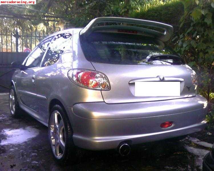 Se vende defensa trasera  original de 206 gt