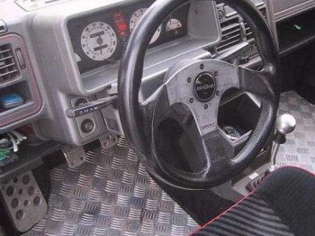 Volante plano y alfombrillas metálicas