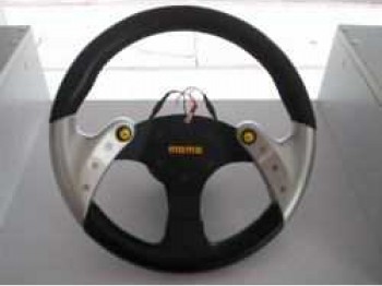 Se vende volante momo tornado en color plata